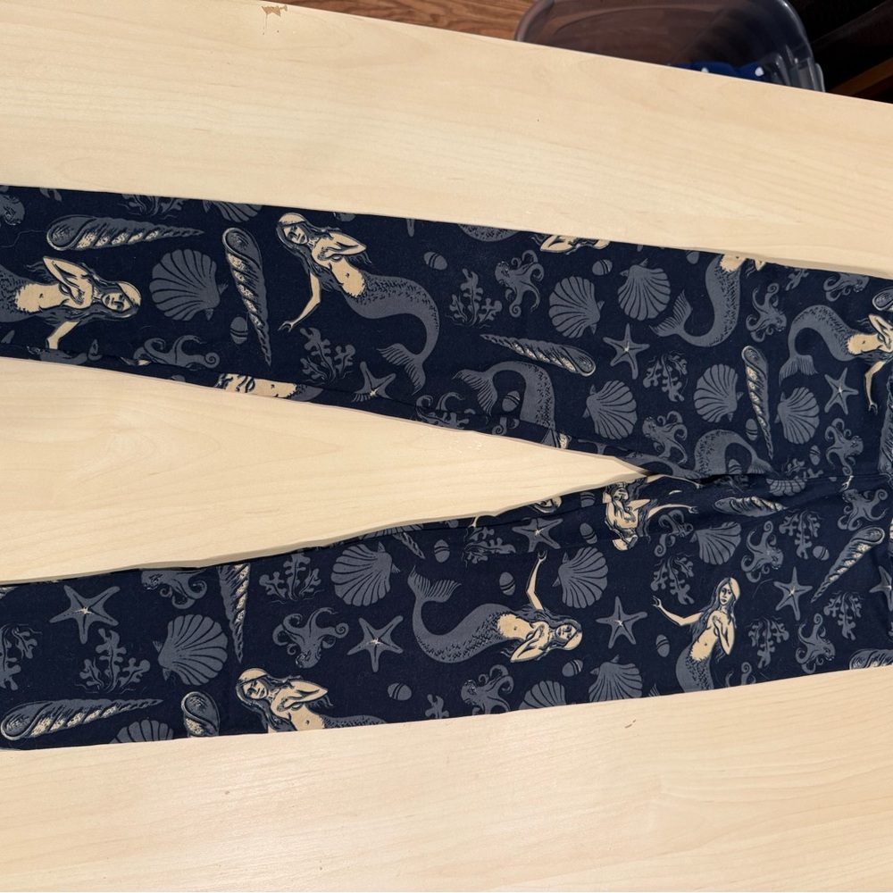 LuLaRoe Navy and Beige Mermaid Leggings